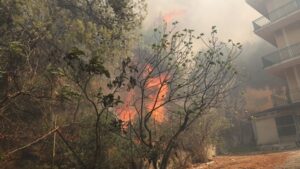 Χωρίς ενιαίο μέτωπο η πυρκαγιά στη ΒΑ Αττική- Αναζωπύρωση στη Νέα Μάκρη-Μήνυμα του 112 για εκκένωση του οικισμού Ερυθρού