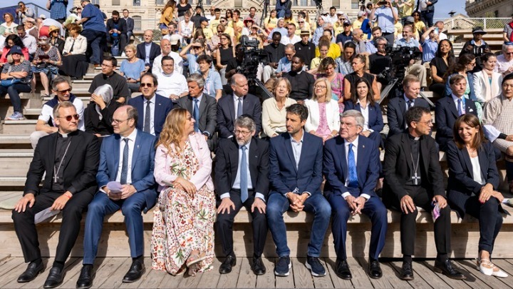 Διαθρησκειακή έκκληση για ειρήνη μπροστά από την Παναγία των Παρισίων με πρωτοβουλία του Τόμας Μπαχ