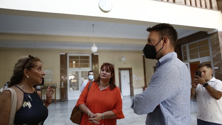Επίσκεψη του Στέφανου Κασσελάκη στο μαιευτήριο «Έλενα»: Το δημόσιο σύστημα υγείας έχει διαλυθεί από πολιτικές επιλογές
