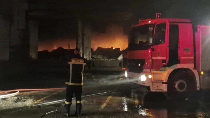 Φωτιά σε εργοστάσιο επεξεργασίας τροφίμων στη Νεοχωρούδα