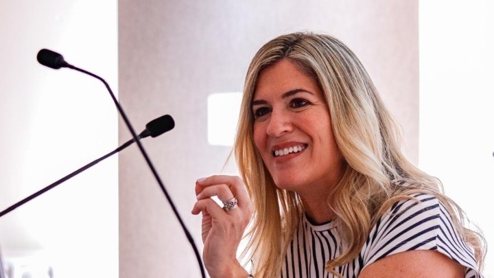 Η Ελληνοκαναδή δημοσιογράφος και καθηγήτρια Αφροδίτη Σάλας και η σχέση της με τους αυτόχθονες