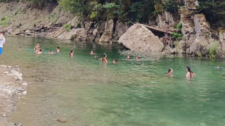 Η παραλία του Δήμου Μετεώρων, γνωστή ως «πλαζ Αλέκος», σε υψόμετρο 1.000 μέτρων