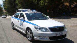 ΙΧ που οδηγούσε18χρονος χωρίς άδεια συγκρούστηκε με περιπολικό στο Μενίδι -Τραυματίστηκαν ελαφρά δύο αστυνομικοί