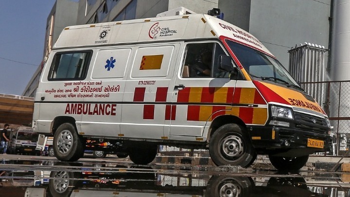Ινδία: Επαγγελματίες Υγείας Ξεκίνησαν 24ωρη Απεργία σε Ένδειξη Διαμαρτυρίας για τον Βιασμό και τη Δολοφονία Νεαρής Γιατρού