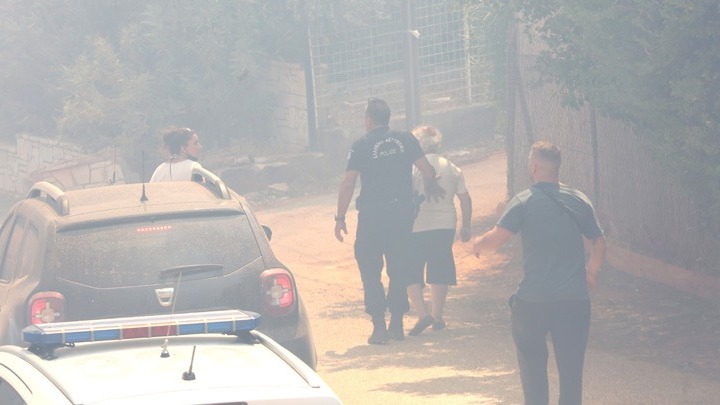 «Κύμα» αλληλεγγύης προς τους πυρόπληκτους από τους δήμους της Αττικής