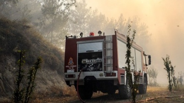 Λαμία: Αποτροπή πυρκαγιάς στην Παναγιά Δομοκού που σχεδόν πλησίασε κλειστό στρατόπεδο – Ελαφρύς τραυματισμός πυροσβέστη