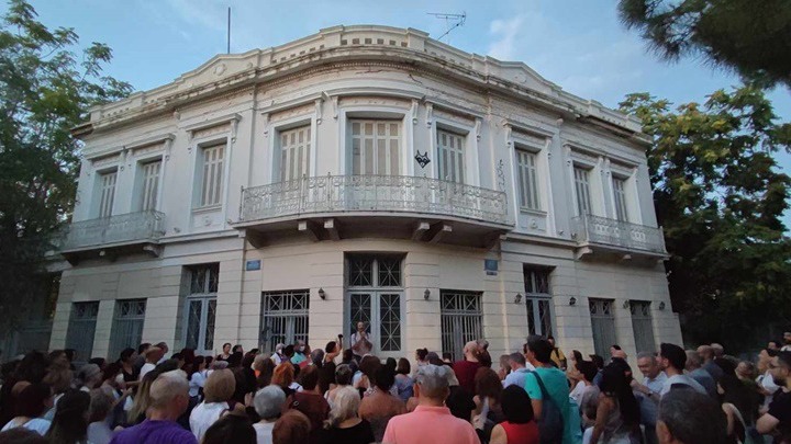 Ιστορικός Περίπατος στην Ερμού: Ανακαλύπτοντας την Αθήνα υπό το Φως της Πανσελήνου