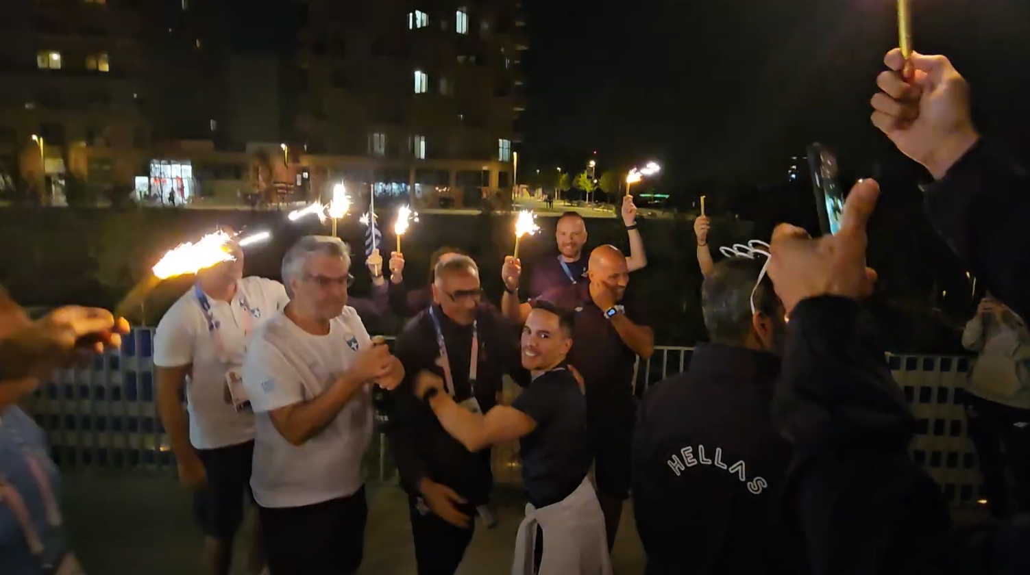 Αποθεώθηκε ο Λευτέρης Πετρούνιας στο Ολυμπιακό Χωριό μετά την κατάκτηση του χάλκινου μεταλλίου (ΒΙΝΤΕΟ)