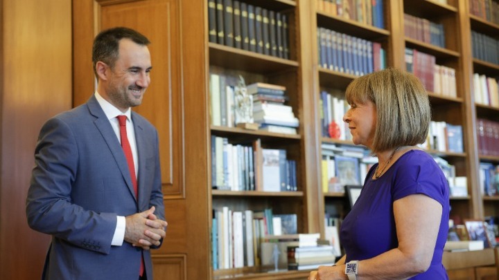 Κατερίνα Σακελλαροπούλου: Η δημοκρατία απαιτεί συλλογική ευθύνη – Συνάντηση με Αλέξη Χαρίτση