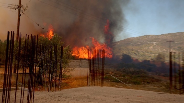 Πυρκαγιά σε περιοχή εργοστασίου στον Ασπρόπυργο – Ειδοποίηση από το 112