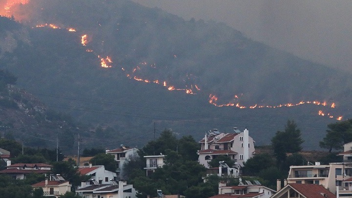 Κύρια μέτωπα της πυρκαγιάς σε Γραμματικό, Πεντέλη και Ανατολή Νέας Μάκρης – Εκκένωση οικισμών και νοσοκομείων