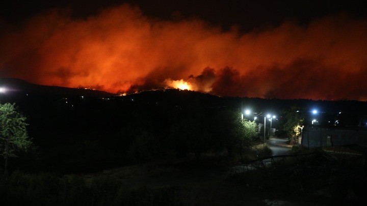 Σε κατάσταση έκτακτης ανάγκης ο μηχανισμός της Περιφέρειας Αττικής για την πυρκαγιά στον Βαρνάβα – Άνοιξε το ΟΑΚΑ για τους κατοίκους των εκκενωμένων περιοχών