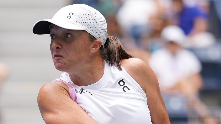 Η Σβιάτεκ κυριαρχεί στο US Open, αποσύρεται η Ριμπάκινα