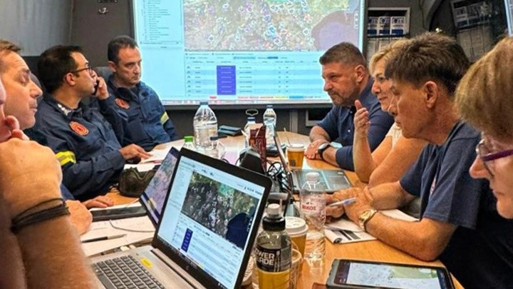 Νίκος Χαρδαλιάς στο Κινητό Επιχειρησιακό Κέντρο στο Καπανδρίτι κατά τη διάρκεια της νύχτας