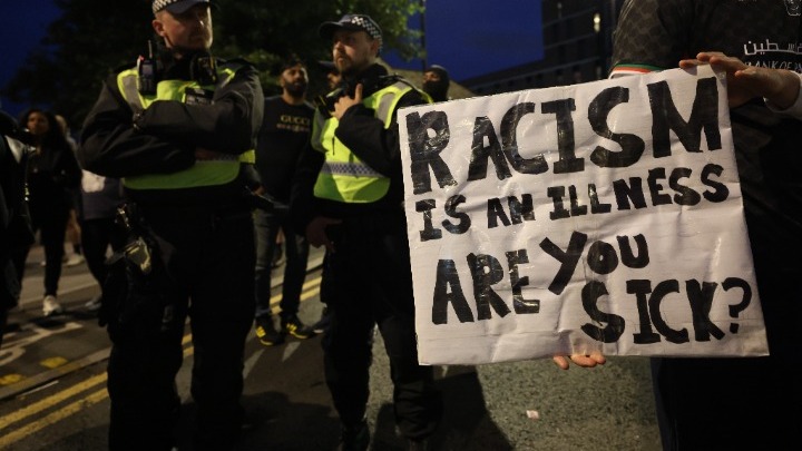 Χιλιάδες διαδηλωτές στη Μ. Βρετανία εκφράζουν την αντίθεσή τους στο ρατσισμό και την ισλαμοφοβία