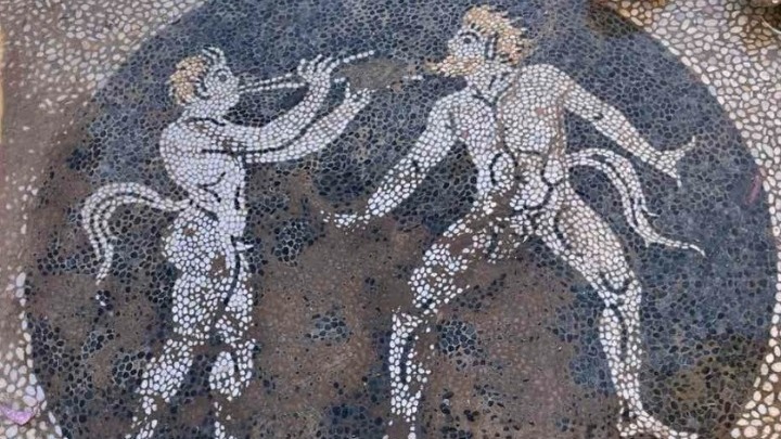 ΥΠΠΟ: Ανακάλυψη βοτσαλωτού ψηφιδωτού δαπέδου με απεικόνιση Σατύρων στην Ερέτρια