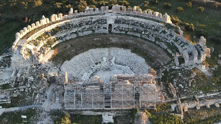 Αποκατάσταση του σκηνικού οικοδομήματος του μεγάλου θεάτρου στη Νικόπολη από το ΥΠΠΟ