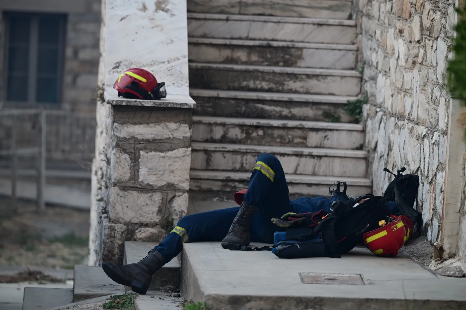 Φωτιά στην Αττική: Η συγκλονιστική φωτογραφία με τον εξαντλημένο πυροσβέστη μετά την ολονύχτια μάχη με τη φωτιά
