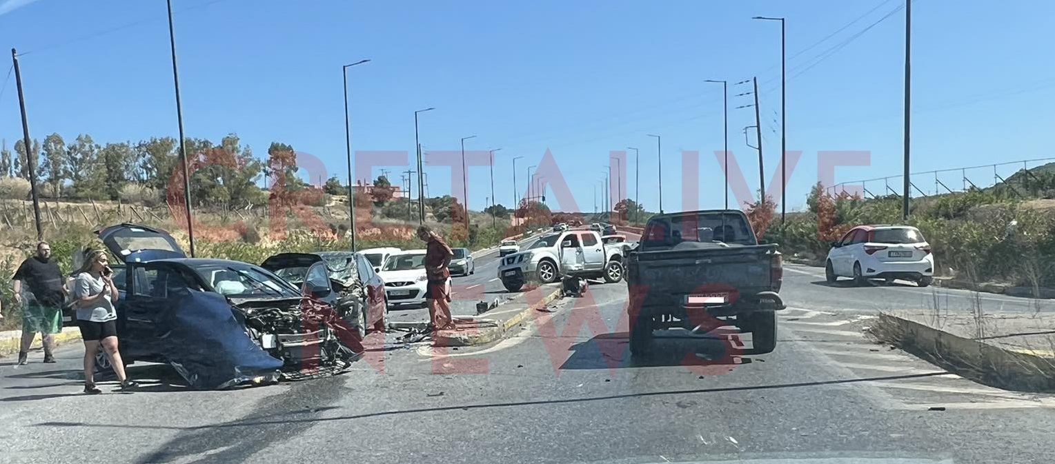 Ηράκλειο | Σφοδρή σύγκρουση τριών αυτοκινήτων – Σοβαρές υλικές ζημιές