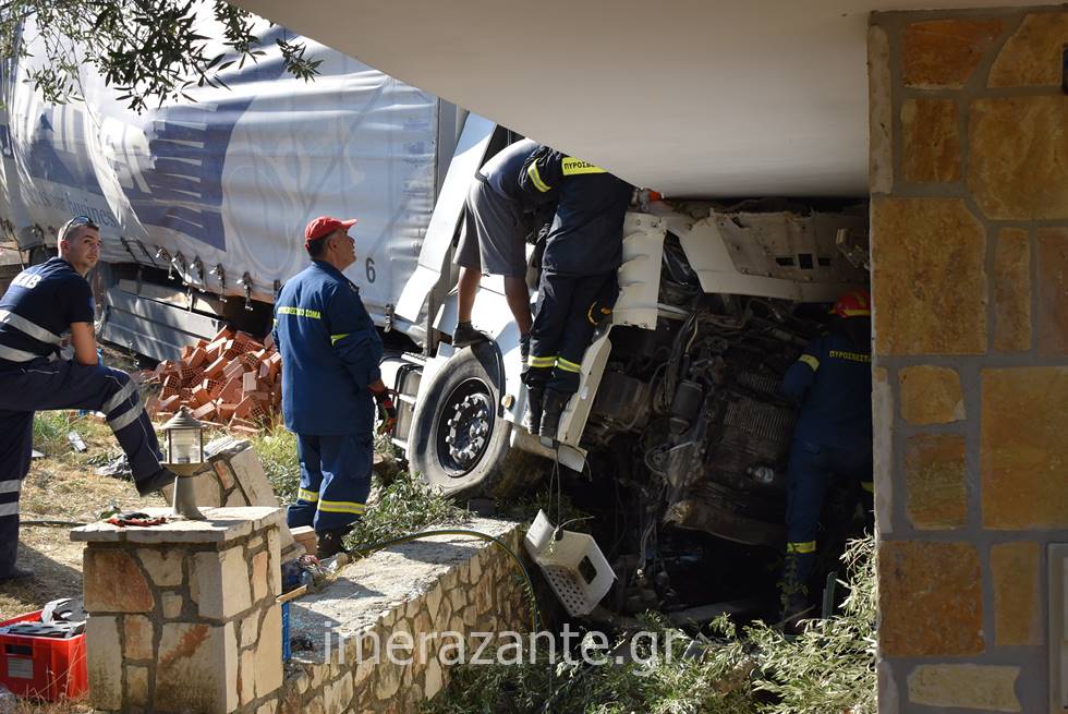 Απίστευτο τροχαίο στη Ζάκυνθο: Φορτηγό έπεσε σε σπίτι – Δύο τραυματίες (ΕΙΚΟΝΕΣ & ΒΙΝΤΕΟ)