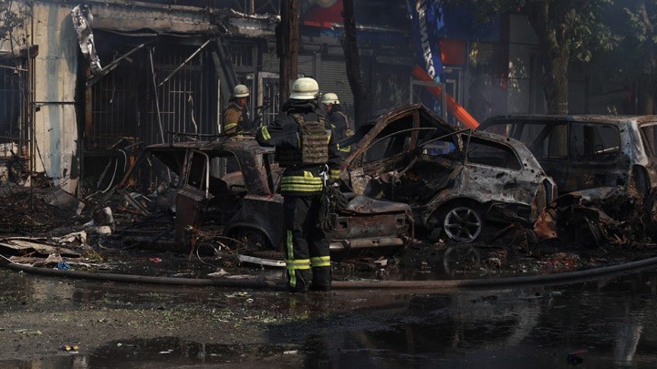 Τραγωδία στην Κοστιαντινίφκα: Τρεις νεκροί από ρωσικό βομβαρδισμό – Κατάληψη του χωριού Καλίνοβε στο Ντονέτσκ
