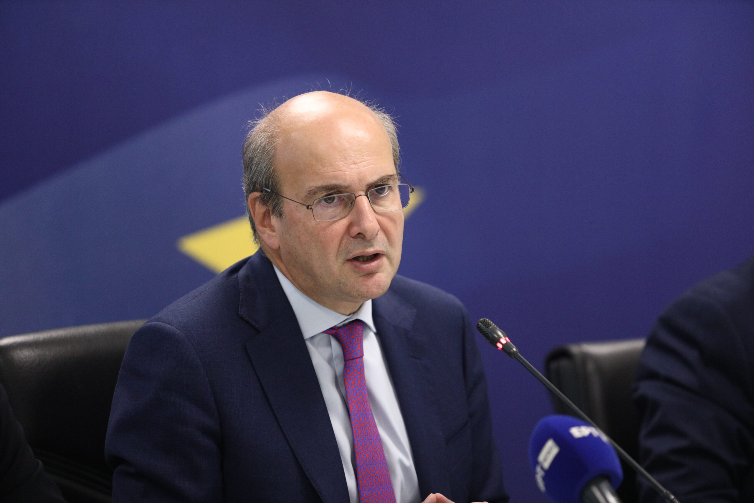 Ποιοι θα λάβουν 200 ευρώ τον Δεκέμβριο – 12 νέες αυξήσεις αποδοχών και 12 νέες μειώσεις φόρων