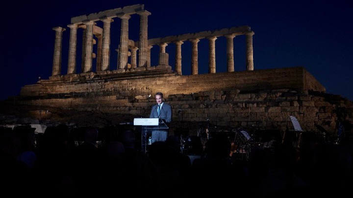 Ο Κυριάκος Μητσοτάκης χαιρετίζει την εκδήλωση για τον ανανεωμένο φωτισμό του Ναού του Ποσειδώνα στο Σούνιο