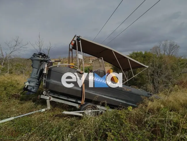 Εύβοια: Τρέιλερ με σκάφος «έφυγε» από αυτοκίνητο και βρέθηκε σε χωράφι