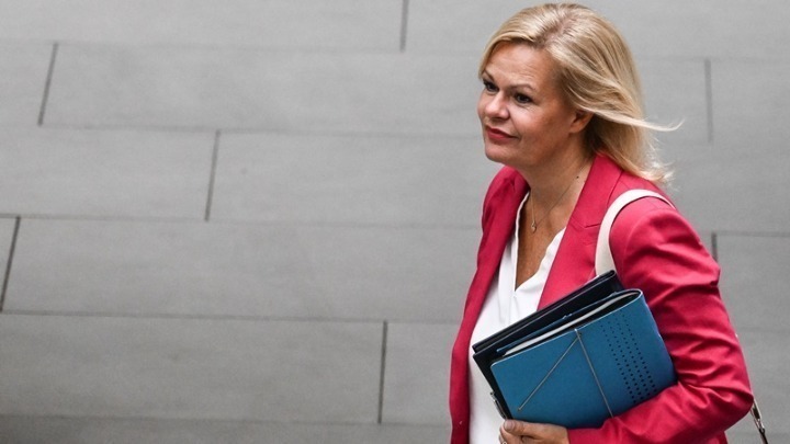 Γερμανία: Δυσκολίες εφαρμογής της πρότασης για έλεγχο των συνόρων, σύμφωνα με την υπουργό Εσωτερικών