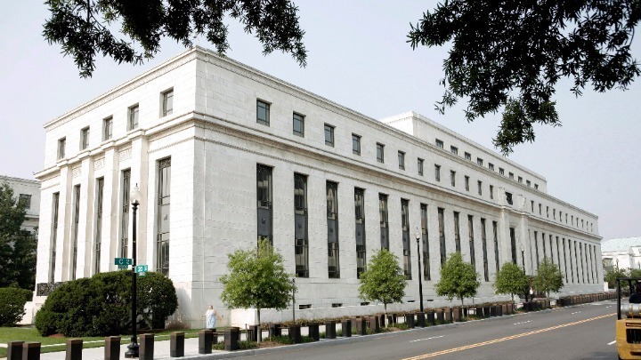 Σημαντική μείωση επιτοκίων από την Fed: Στο 4,75-5% η νέα βάση