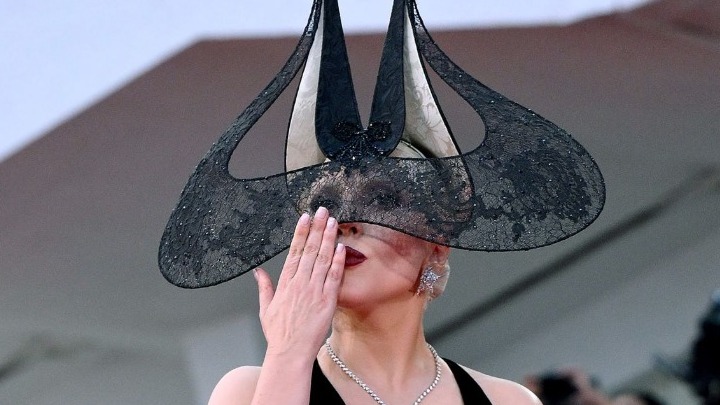 Η Lady Gaga γυρίζει μουσικό βίντεο στο Λούβρο για το νέο της άλμπουμ