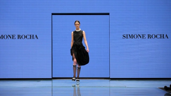 Ανακαλύπτοντας τη μαγεία της Simone Rocha: Το νέο βιβλίο που αποκαλύπτει την καλλιτεχνική της πορεία