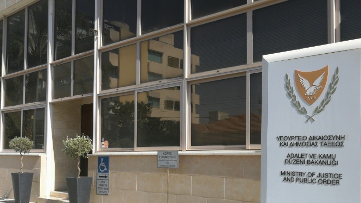 «Αυστηρή κριτική στην ομοσπονδία για την αναβολή του ντέρμπι»