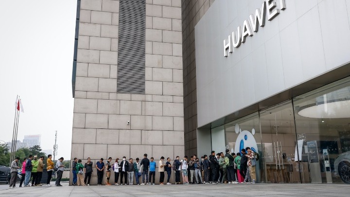 Παρουσίαση από την Huawei του πρώτου έξυπνου κινητού με τρίπτυχο εύκαμπτη οθόνη