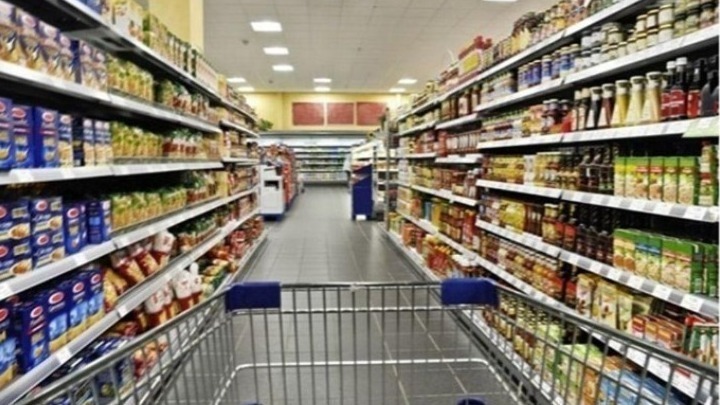 Μειώσεις τιμών και μέτρα κατά της ακρίβειας ενόψει της σχολικής χρονιάς