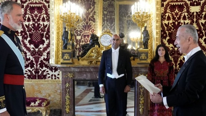 Η ιστορική συνάντηση του βασιλιά Φιλίππου ΣΤ΄ με τον πρώτο πρεσβευτή του παλαιστινιακού κράτους