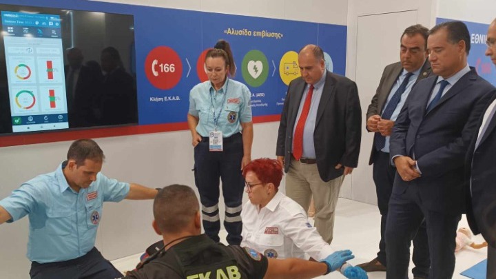 Εθελοντές του ΕΕΣ στις ΤΕΠ και αύξηση απινιδωτών σε δημόσιους χώρους: Στρατηγική του Υπουργείου Υγείας