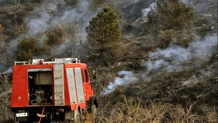 Αύξηση κινδύνου πυρκαγιάς σε Αττική, Πελοπόννησο και άλλες περιοχές – Β. Κικίλιας: Σοβαρή προειδοποίηση για τη δημόσια ασφάλεια