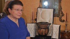 Στην Λ. Μενδώνη παρέδωσε αρχαίο αγγείο, εγγονός Ιταλού πρώην πρωθυπουργού
