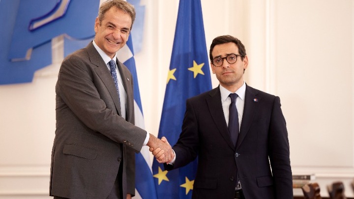 Ενίσχυση των ελληνογαλλικών σχέσεων στη συνάντηση Μητσοτάκη με τον Στεφάν Σεζουρνέ