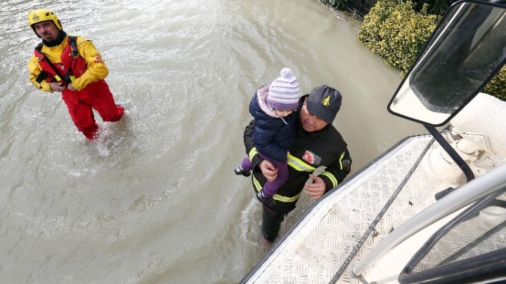 Ακραία καιρικά φαινόμενα προκαλούν υπερχείλιση ποταμού στην Εμίλια Ρομάνια – Επικίνδυνη κατάσταση στην περιοχή της Νάπολης