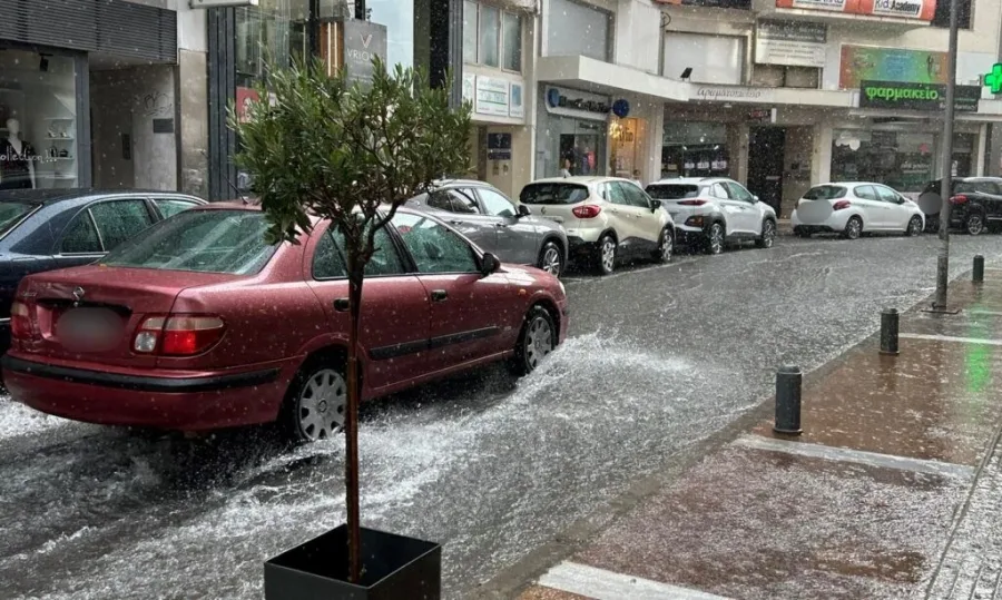 Καλαμάτα: «Ποτάμια» οι δρόμοι λόγω της έντονης βροχόπτωσης