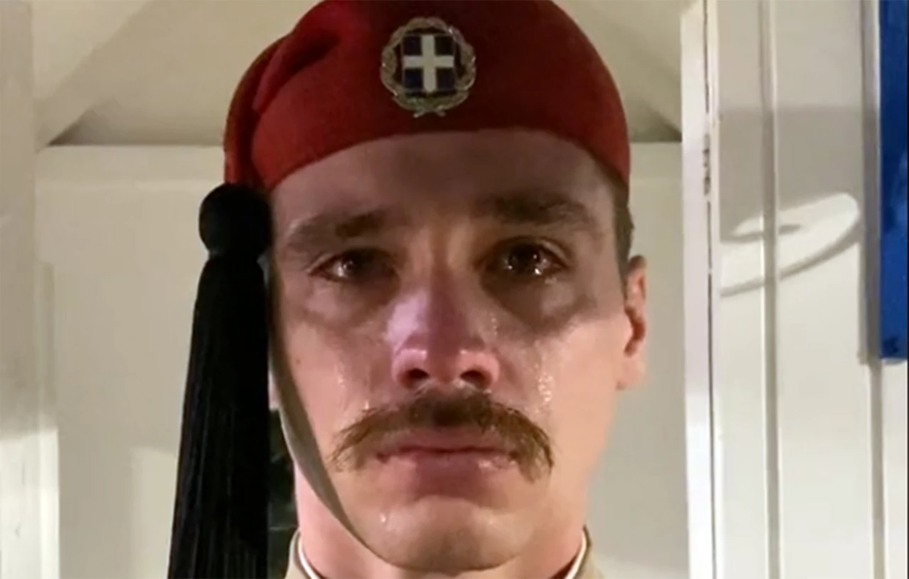 Viral o Εύζωνας που δάκρυσε στην τελευταία του υπηρεσία – «Σε ευχαριστούμε που μας έκανες τόσο υπερήφανους»