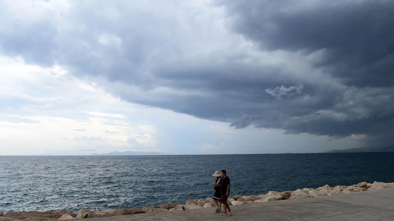 Έντονες καιρικές μεταβολές: Βίαιη πτώση θερμοκρασίας και ισχυρές καταιγίδες πλησιάζουν