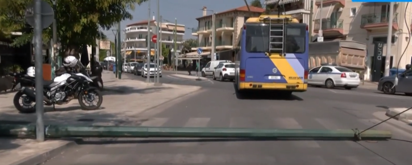Νέα Φιλαδέλφεια: Κολόνα της ΔΕΗ έπεσε στη μέση του δρόμου – Αναφορές για τραυματισμό