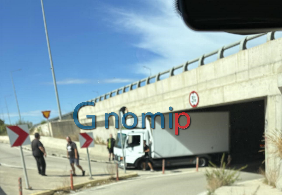 Πάτρα: Φορτηγό φράκαρε σε γέφυρα στην Παλαιά Εθνική (EIKONA)
