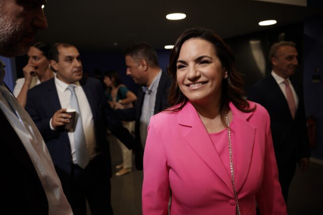 «Επάνω σε χαλιά, σε μαγικά χαλιά» τραγουδά όλο το Twitter για χάρη της Όλγας Κεφαλογιάννη