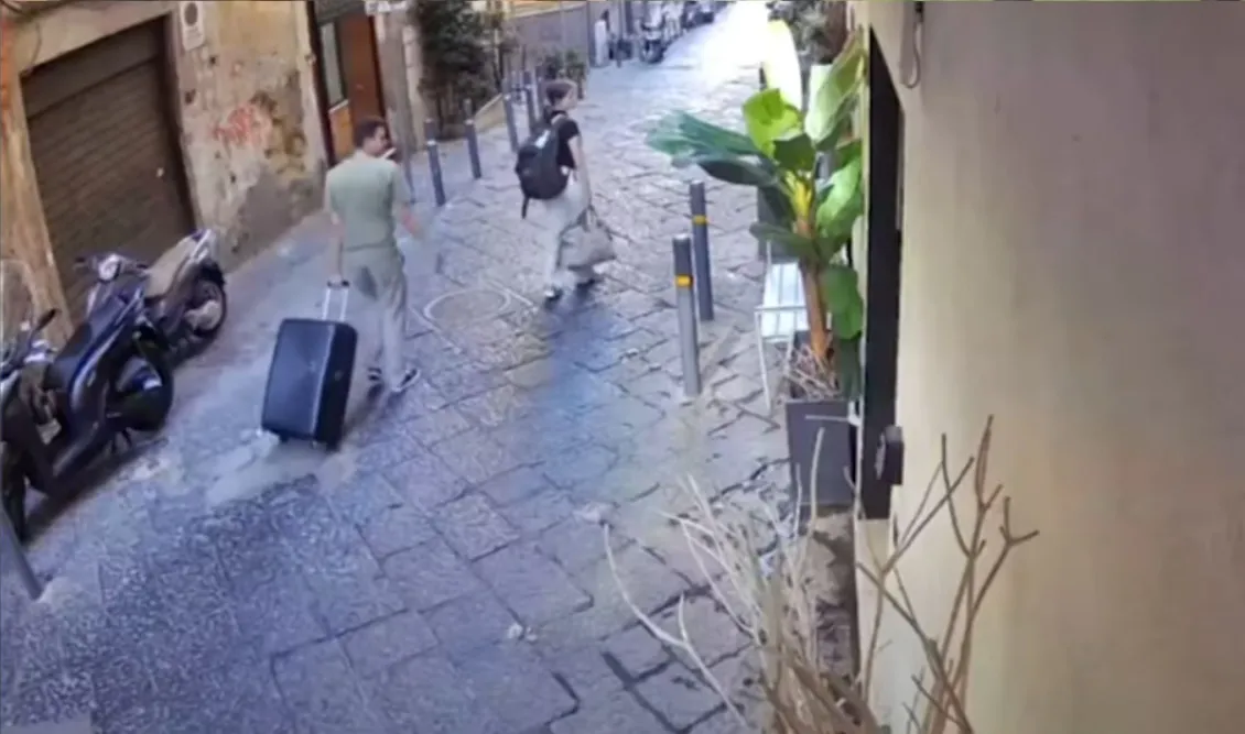Τραγωδία στη Νάπολη: Άγαλμα έπεσε από μπαλκόνι και σκότωσε τουρίστρια – Ερευνάται αν το έριξαν παιδιά – Βίντεο