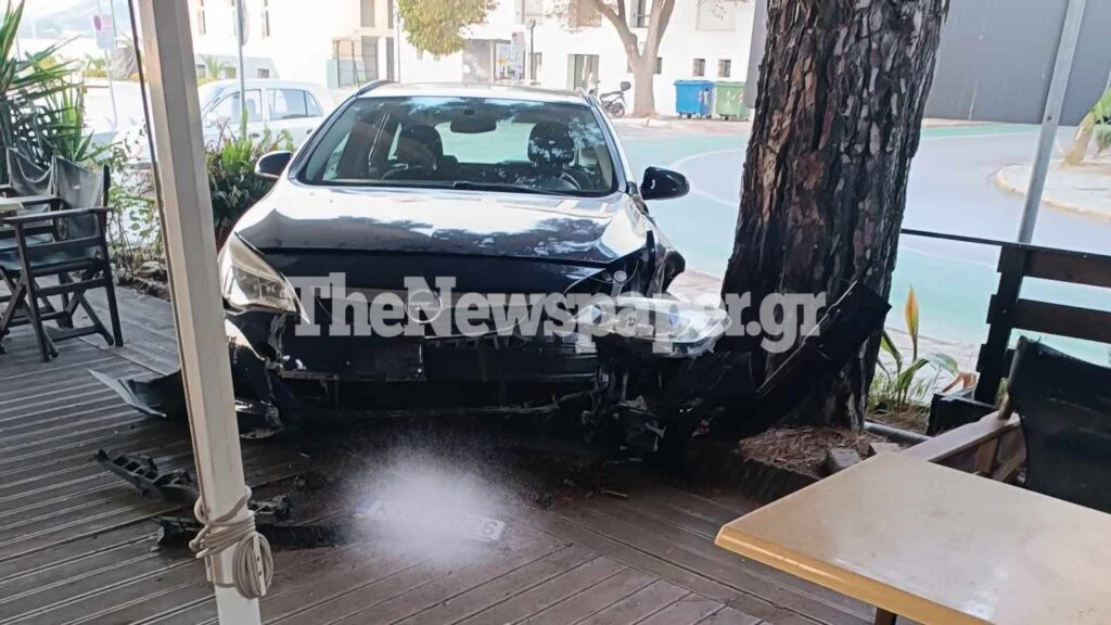 Οδηγός στον Βόλο έχασε τον έλεγχο του αυτοκινήτου και κατέληξε μέσα σε καφετέρια