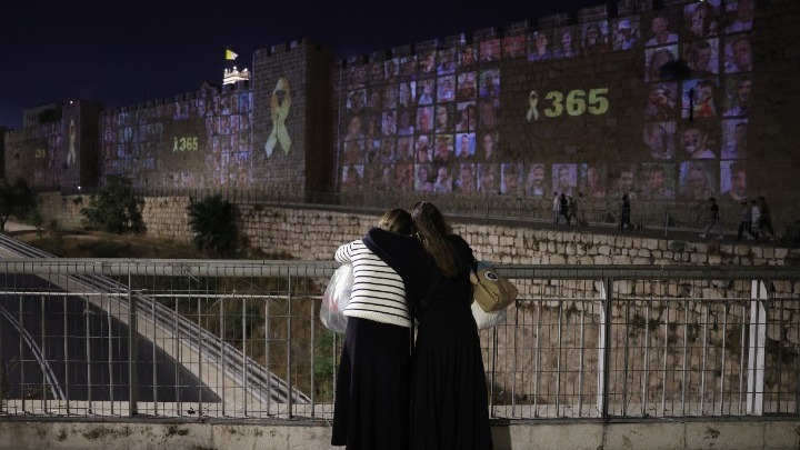 Χιλιάδες άνθρωποι τιμούν τα θύματα της 7ης Οκτωβρίου